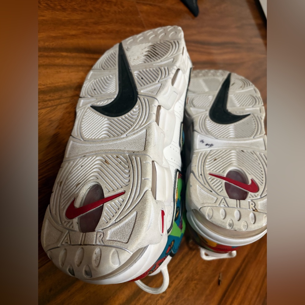 Nike Air More Uptempo
Peace, Love, Swoosh - Picture 8 of 9